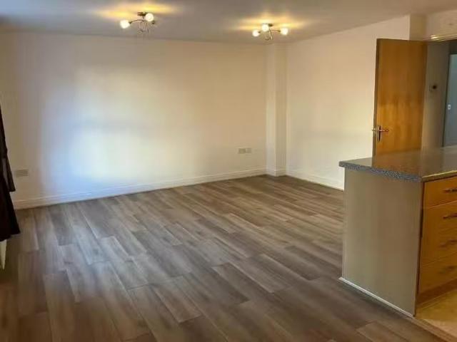 Cozy 2 bedroom ground floor flat for rent in Conigre Square, T.