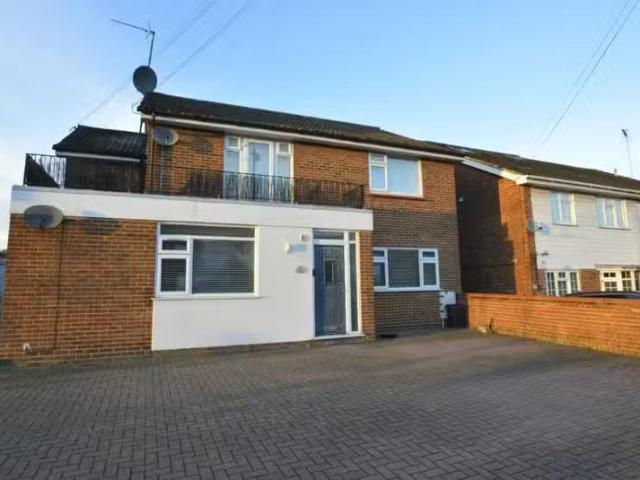 Charming 2 bedroom ground floor flat for rent in Woodland Aven.