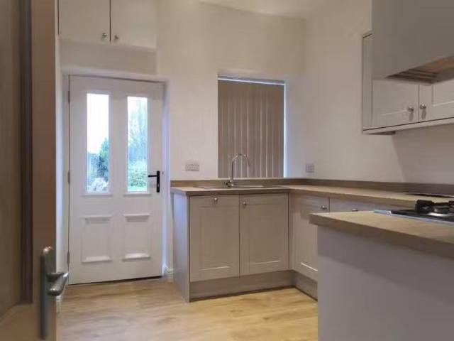 Charming 2 bedroom detached house for rent in Netherhall Road.