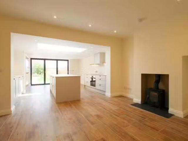 Nice 2 bedroom end of terrace house for rent in Cambridge Road.