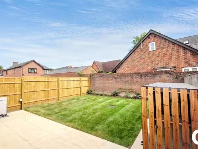 Charming 2 bedroom end of terrace house for rent in Strides La.