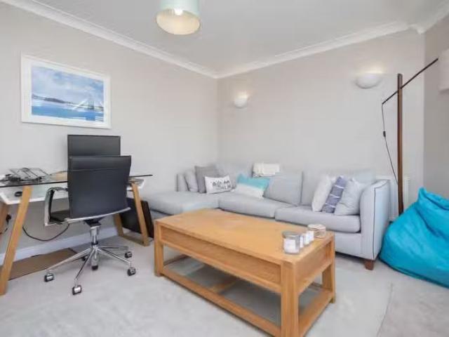 Cheap 2 bedroom flat for rent in Alumdale Road, Westbourne, D.
