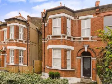 Charming 2 bedroom flat for rent in Downs Road, Beckenham, BR3
