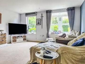 Unique 2 bedroom flat for rent in Stathams Court, Redbourn, Re.