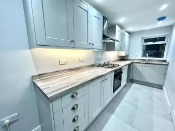 Unique 2 bedroom house for rent in Ambler Thorn, Queensbury, B.