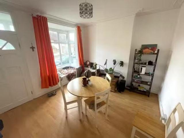 Rental! 2 bedroom house for rent in Hampton Court Road, West M.