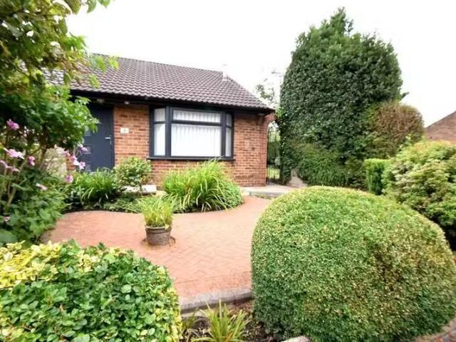 Deal! 2 bedroom semi detached bungalow for rent in Chew Moor L.