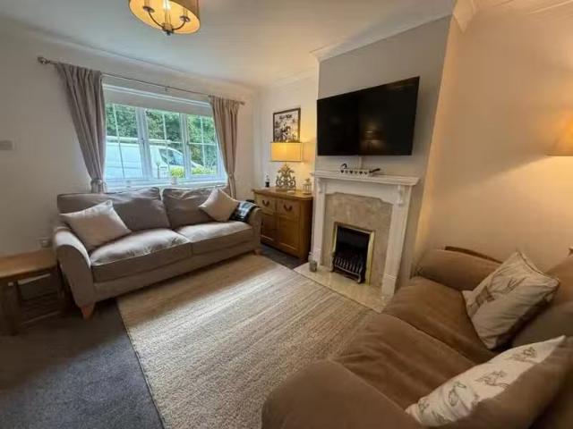 Deal! 2 bedroom semi detached house for rent in 143 High Stree.