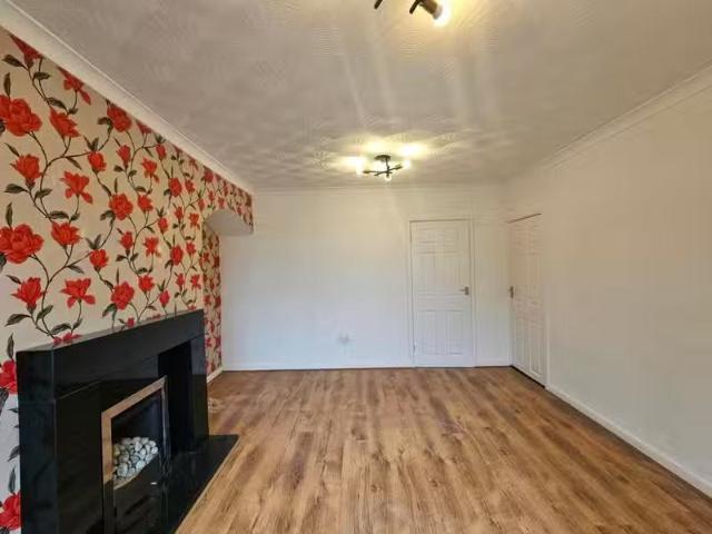 Deal! 2 bedroom semi detached house for rent in Brazley Avenue.