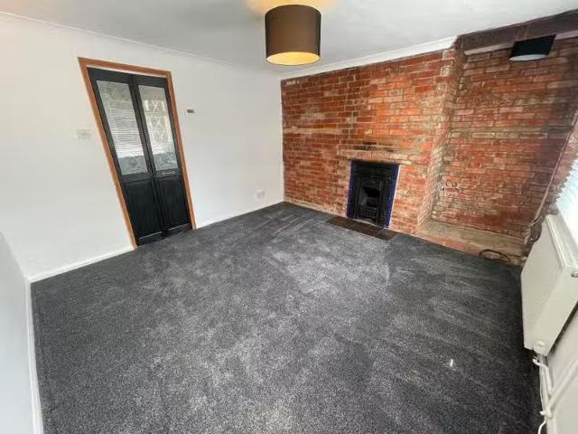 Cheap 2 bedroom semi detached house for rent in Maldon Road, W.