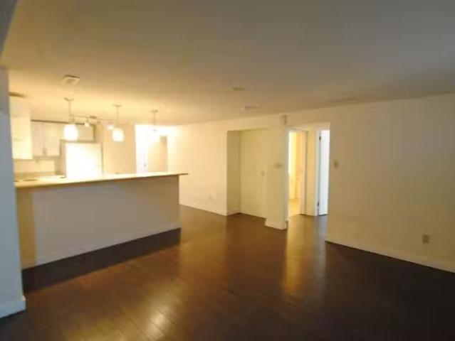 Cozy 2 Bedroom Spacious 2 Bed 1 bath lower suiteShared laundr.