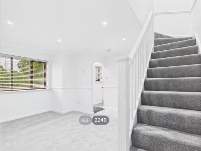 Unique 2 bedroom property for rent in 15, Holliwell Close, Col.