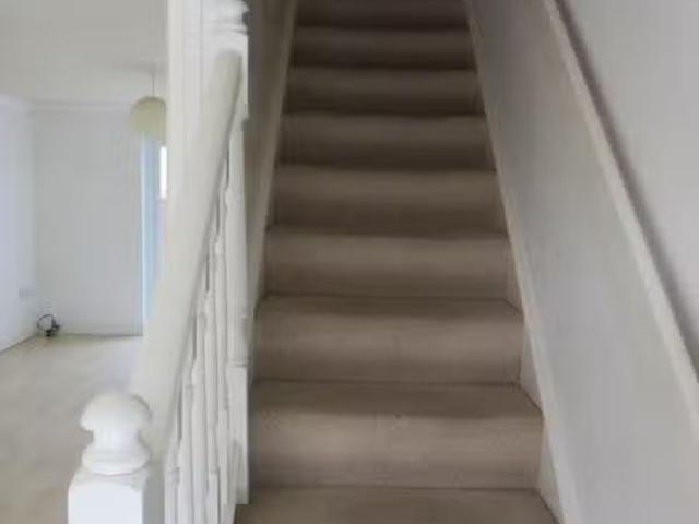 Rental! 2 bedroom terraced house for rent in Oxendale, Street.