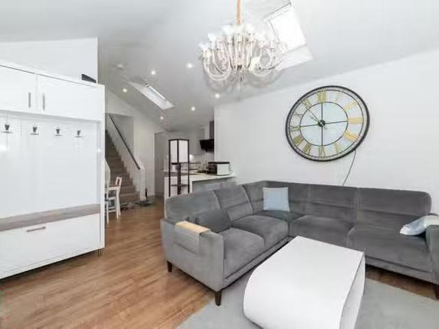 Cozy 2 BR Shaftesbury Road
