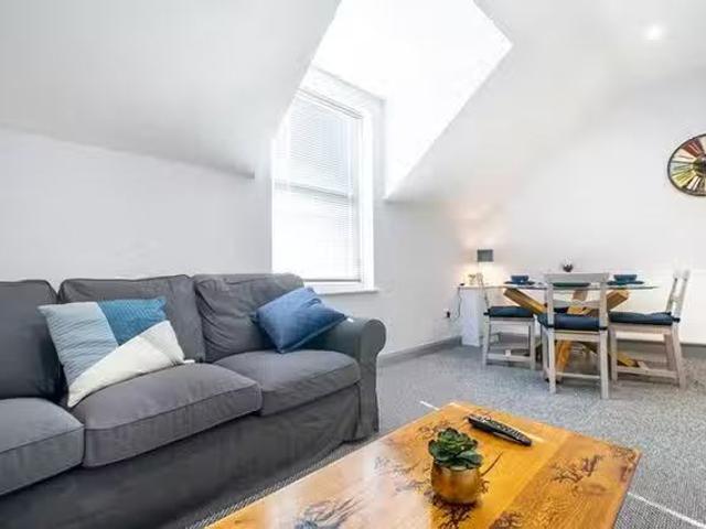 Cheap 2 BR Upper Newtownards Road
