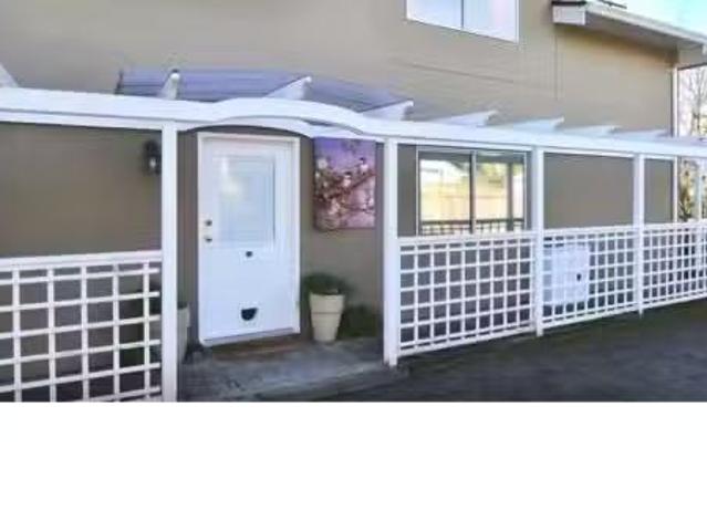 Deal! 2 BR 15Xx Nichol Road, White Rock, BC, V4B 3J8 house f.