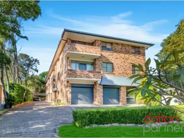 Unique 2 BR 1/72 Selwyn Street, Merewether Apartment for rent.