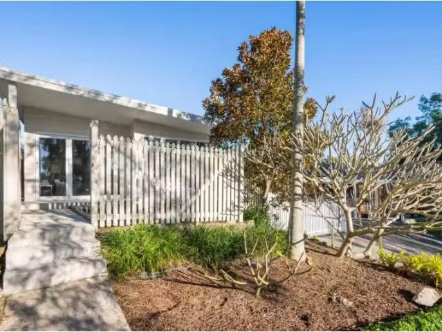 Deal! 2 BR 17a Bangalow Avenue, Mona Vale Apartment for rent.