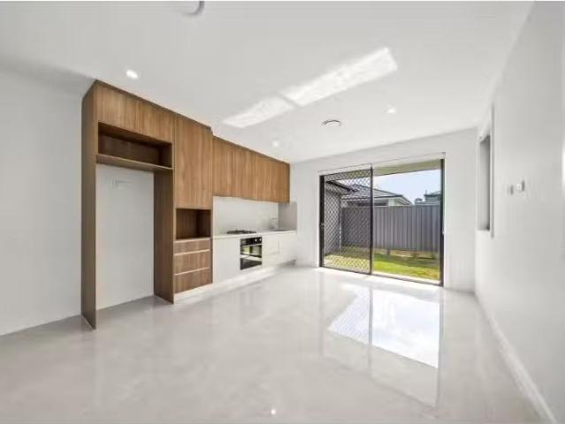 Just in! 2 BR 17a Rowcliff Circuit, LOCHINVAR Apartment for re.