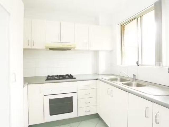 Deal! 2 BR 13/23 25 Oxford Street, MERRYLANDS Apartment for re.