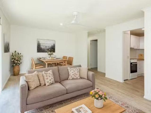 Charming 2 BR 2/4 Dalton Street, Southport, QLD 4215 Duplex.