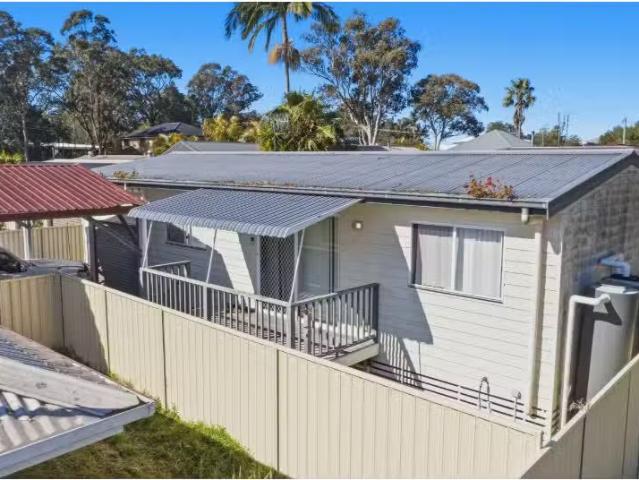 Cheap 2 BR 27a Cadonia Road, TUGGERAWONG House for rent Liste.