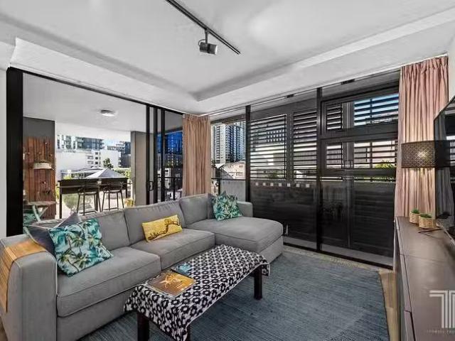 For Rent! 2 BR 2017/9 Edmondstone Street, South Brisbane, QLD.