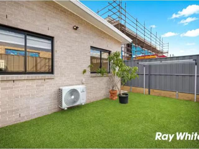 Unique 2 BR 20A Wayferer Road Gables, BOX HILL House for ren.