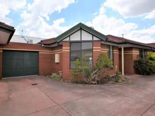 For Rent! 2 BR 2/136 Hutton Street, Thornbury, VIC 3071