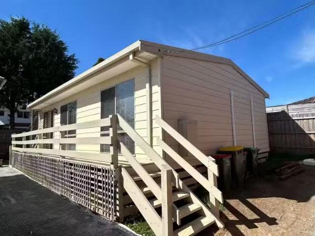 Rental! 2 BR 2/17 Dawayne Street, BURWOOD EAST, VIC 3151 Uni.