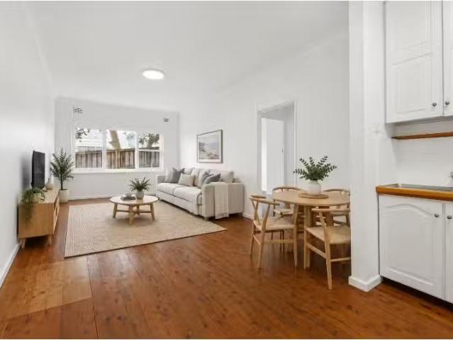 For Rent! 2 BR 2/27 Moore Road, Freshwater Apartment for rent.