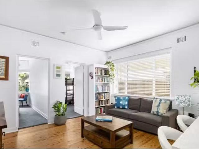 Cheap 2 BR 2/30 Warners Avenue, North Bondi Apartment for rent.