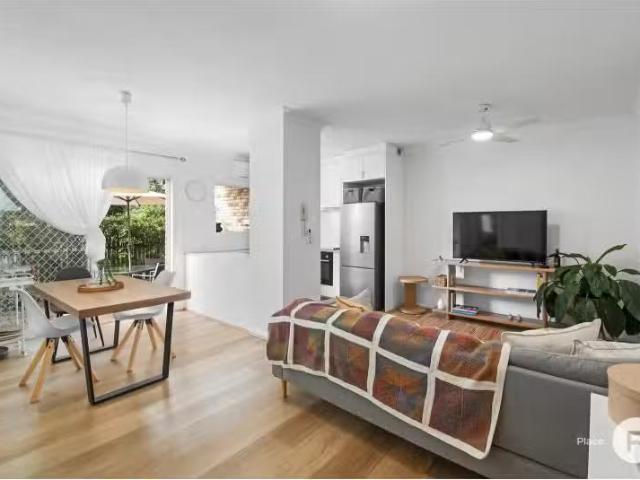 Charming 2 BR 2/36 Pembroke Road, Coorparoo Apartment for rent.