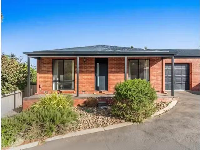 Unique 2 BR 3/8B Elwood Street, Golden Square Apartment for re.