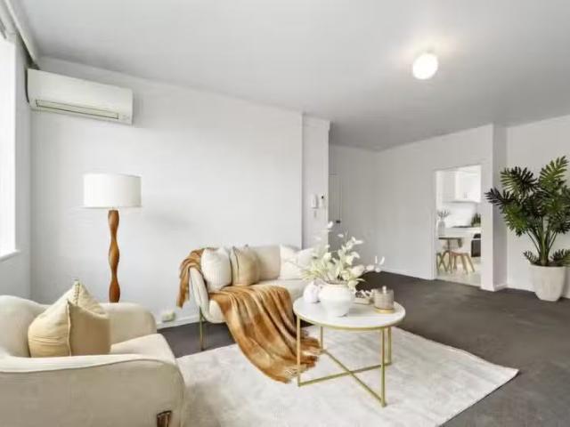 Just in! 2 BR 3/13 Elm Grove, Mc Kinnon VIC 3204 Apartment A.