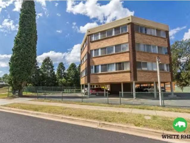 Cheap 2 BR 3/18 Trinculo Place, Queanbeyan Apartment for rent.