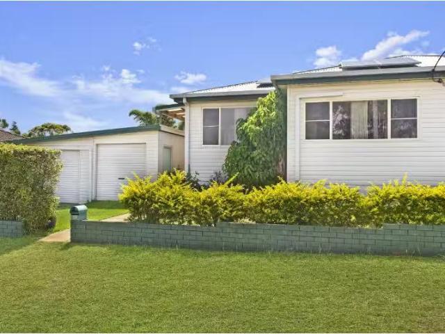 Unique 2 BR 32 Chalmers Street, PORT MACQUARIE House for rent.