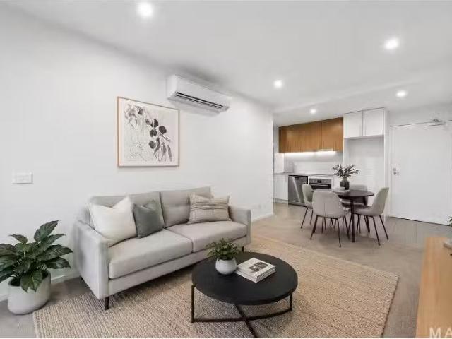 Cheap 2 BR 3/2 Hinder Street, Gungahlin Apartment for rent Li.