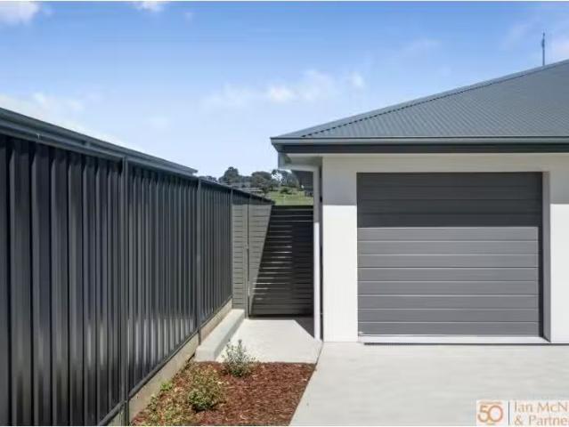 Deal! 2 BR 3a Mowenbah Crescent, Googong Apartment for rent L.