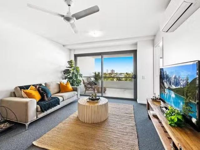 Unique 2 BR 406/4 Maud Street, Maroochydore, QLD 4558