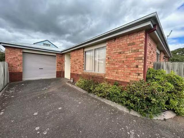 For Rent! 2 BR 4/18 Abbott Street, UPPER BURNIE, TAS 7320 Ho.
