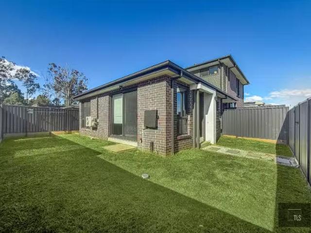 For Rent! 2 BR 41A Eight Avenue, Austral Apartment for rent L.