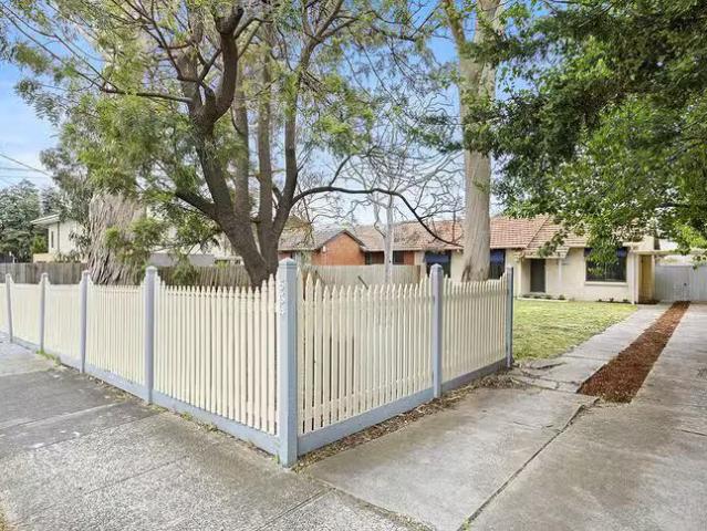 Rental! 2 BR 534 Bluff Road, Hampton, VIC 3188