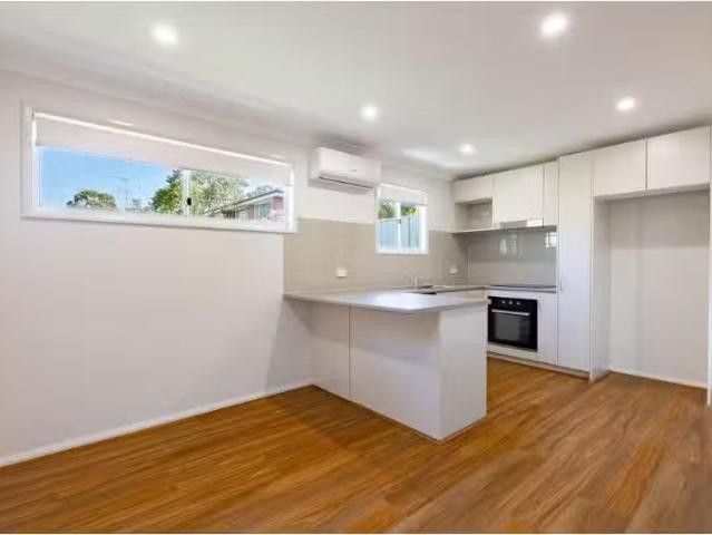 Charming 2 BR 5/A Birmingham Rd, South Penrith Apartment for r.