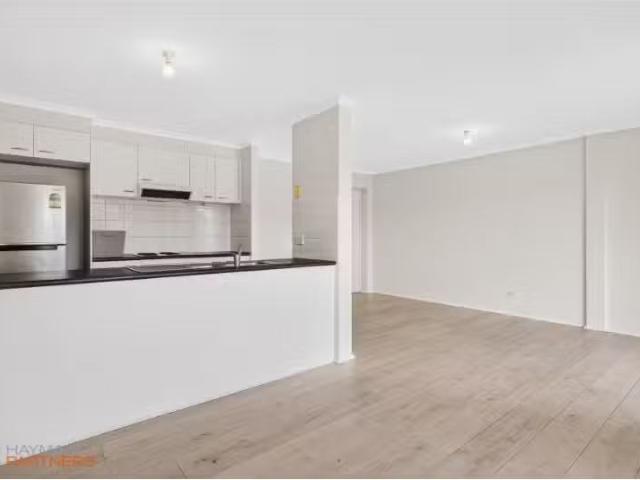 Cheap 2 BR 65/10 Eyre Street, Kingston Apartment for rent Lis.