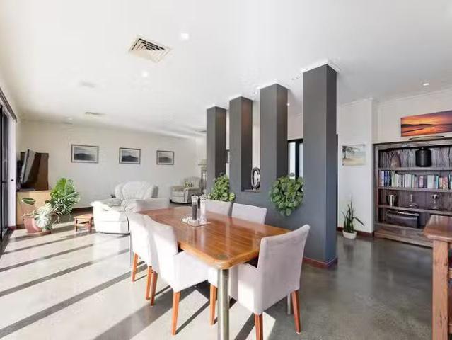 Deal! 2 Chauncy Street, East Fremantle, WA 6158