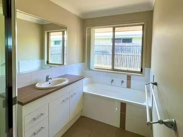 Cheap 2 Hume Court, Gracemere, QLD 4702