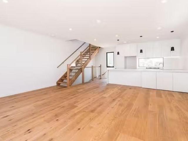 Deal! 2 Workers Street, Port Melbourne Townhouse for rent Lis.
