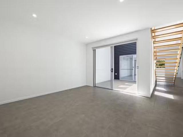 Nice 33 Claremont Drive, MAROOCHYDORE, QLD 4558 House for Rent