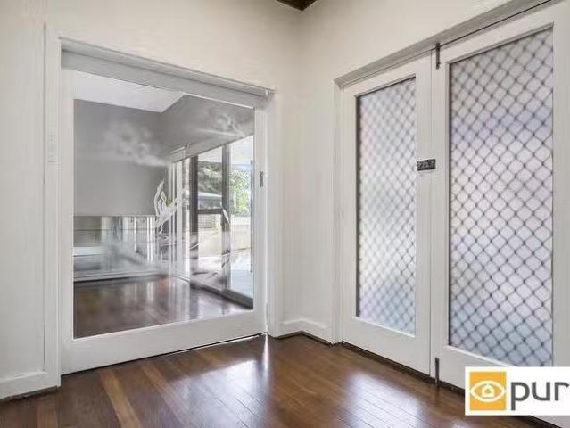 Nice 33 Henley Street, Como, WA 6152